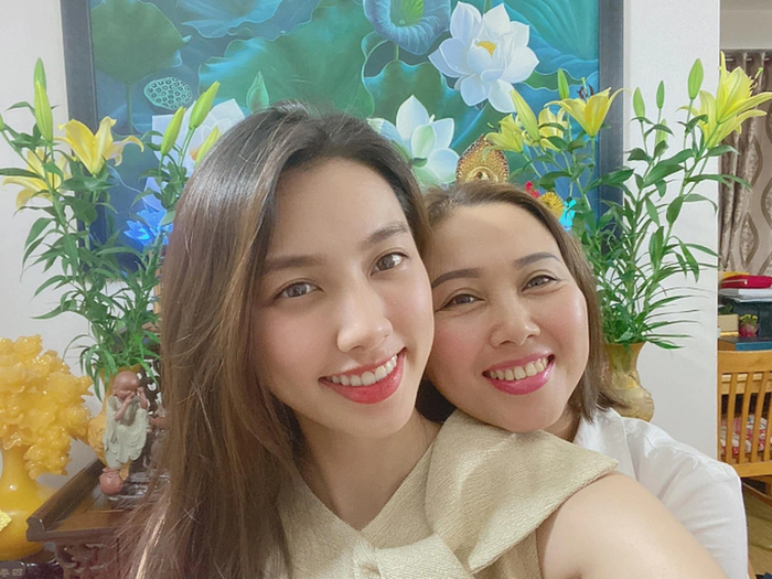 Thùy Tiên và mẹ ruột.