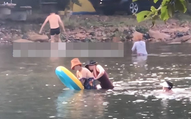 Đăng clip 'tố' hai người phụ nữ cởi đồ bơi tắm tiên, người đàn ông không ngờ bị ném đá kịch liệt Ảnh 2