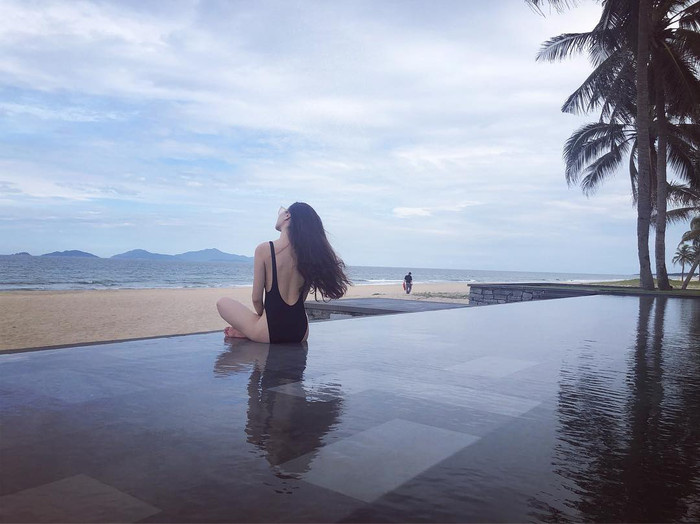 Trước khi kết hôn, người đẹp gốc Lạng Sơn cũng chuộng monokini nhưng ưu tiên thiết kế phóng khoáng hơn. Cô áp dụng xu hướng vát hông cao và xẻ sâu phía sau, khai thác nhiều khoảng hở hút mắt.