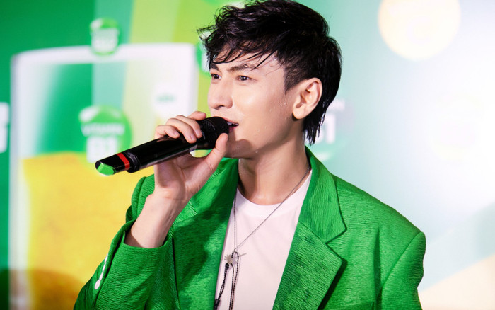 Nam nhạc sĩ có động thái giữa lúc Isaac bị nghi phải thay đổi lời bài hát vì nội dung không phù hợp Ảnh 2