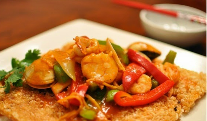 Món cơm cháy sốt hải sản lạ miệng thơm ngon