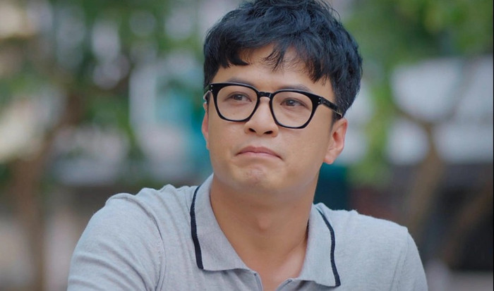 Ngoài áo thun màu sắc khá sặc sỡ khi ở nhà, Đức Xoăn khi đi làm cũng diện áo polo, style văn phòng nhưng trông... nó lạ lắm. Một số khán giả cho rằng mái tóc xoăn ngố của Hồng Đăng trong phim khiến độ đẹp trai, chỉn chu của Hồng Đăng bị giảm bớt.