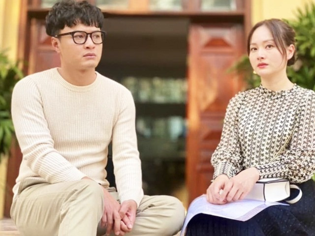Trong trang phục khá lãng tử gồm áo len dài tay màu be, quần cùng màu, Hồng Đăng vẫn trông như trẻ con. Khi ngồi cạnh Lan Phương, anh thậm chí trông như em trai của nữ diễn viên.
