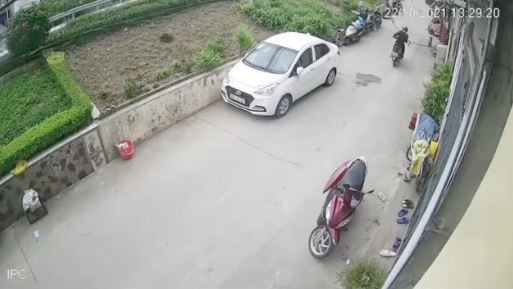 Sau khi lấy được 'chiến lợi phẩm', nam thanh niên này nhanh chóng rời đi