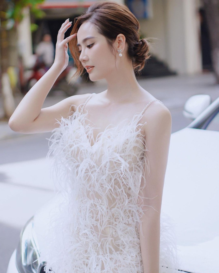 Làn da trắng sứ là vũ khí lớn nhất của Huyền Lizzie. Người đẹp không ngại diện trang phục 'khoét sâu, hở bạo' để khoe vóc dáng nuột nà.