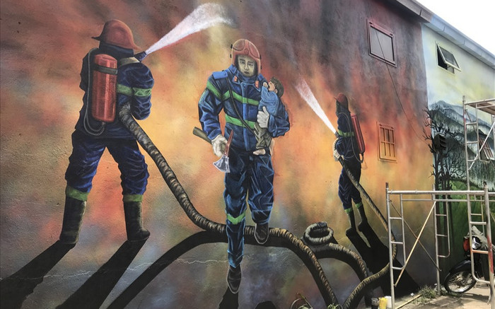 Người dân Đà Lạt vẽ bức tranh lớn tưởng nhớ 3 chiến sĩ Cảnh sát PCCC hy sinh trong lúc làm nhiệm vụ Ảnh 2