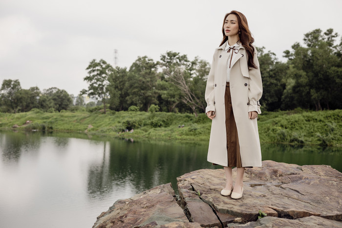 Hình ảnh Hòa Minzy trong Người Đến Sau Thay Em kết hợp cùng ê-kíp T Production.