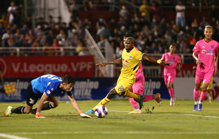 Brandao không thể ghi bàn ở hiệp 1. Ảnh: HAGL