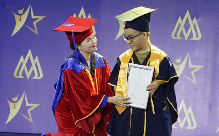 Hiệu trưởng 'quỳ xuống' trao bằng tốt nghiệp cho Thủ khoa Ảnh 2