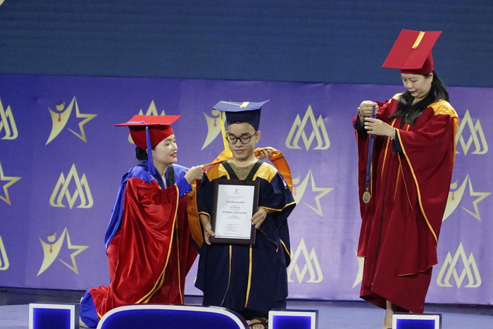 Dù khiếm khuyết về cơ thể nhưng Bằng đã vươn lên bằng nghị lực phi thường của mình