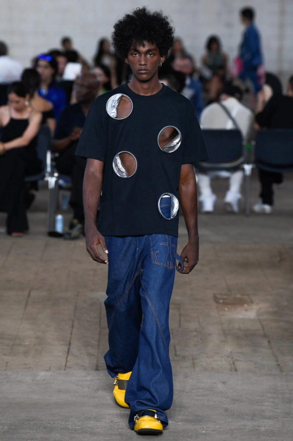 Những thiết kế áo phông có thiết kế đục lỗ táo bạo, tạo ra những khoảng trống hút mắt đang được đa số nam giới ưa chuộng. Ngoài ra, nếu khéo léo kết hợp thêm phụ kiện sẽ tạo nên diện mạo năng động, khác biệt.