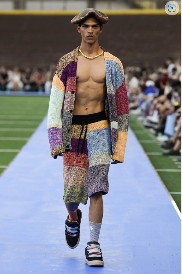 Ngoài các chi tiết cắt xẻ thể hiện sự gợi cảm, form dáng oversized cũng dần trở nên phổ biến trong trang phục nam giới. Sau đại dịch, quần áo có kiểu dáng, chất liệu thoải mái được ưa chuộng và bán chạy hơn. Các nhà thiết kế đã rất khéo léo và tinh tế cho việc ra đời những BST vừa tạo sự gợi cảm vừa tạo sự thoải mái cho người mặc.