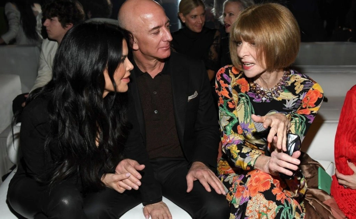 Khi đi xem show thời trang, người sáng lập Amazon biết cách làm mới phong cách khi biến tấu áo polo cùng vest đang được nam giới ưa chuộng. Còn Lauren Sanchez chọn thiết kế suits da kín đáo nhưng không kém phần quyến rũ.