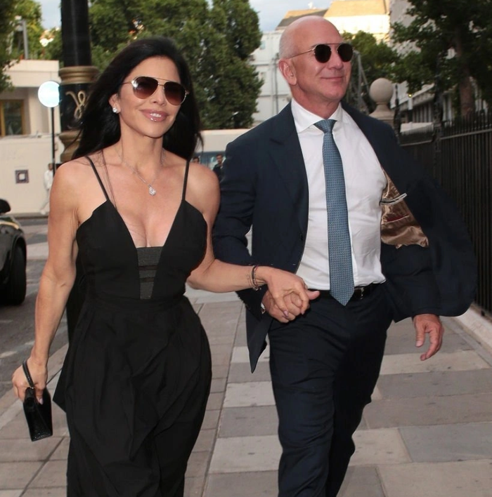 Khi cùng nhau dự sự kiện, tỷ phú gốc Mỹ và bạn gái luôn diện đồ rất ăn ý và nói không với những gam màu nổi, chủ yếu là trắng và đen. Jeff Bezos khi đi dự sự kiện luôn trung thành với những bộ suits lịch lãm, còn bạn gái Lauren Sanchez là tín đồ của những thiết kế khoét ngực sâu, dáng váy có độ xòe vừa phải.