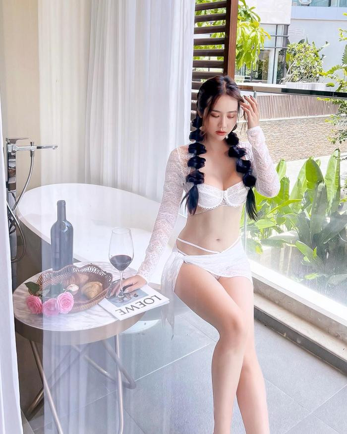 Mỹ nữ VTV khoe body bốc lửa với bikini, Phương Oanh và Huyền Lizzie 'bất phân thắng bại' Ảnh 1