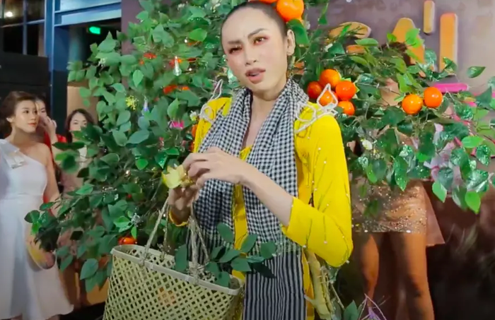 Đây không lần đầu tiên người đẹp Tiền Giang ăn mặc 'khác người' để trình diện trước thảm đỏ.