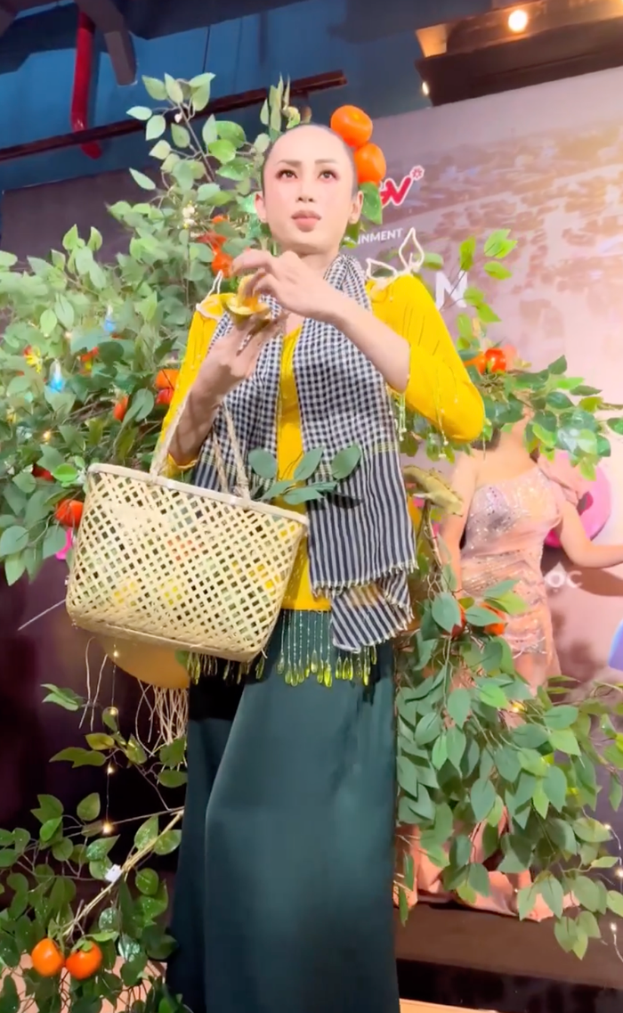 Không những vậy, Lương Mỹ Kỳ đem theo quýt nhỏ trên tay và thực hiện hành động ăn trái cây ngay trên thảm đỏ của sự kiện. 