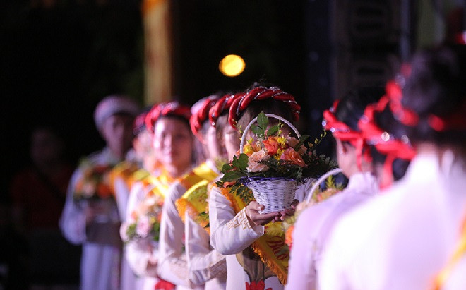 Xúc động nghi thức 'bông hồng cài áo' trong lễ Vu Lan báo hiếu Ảnh 2