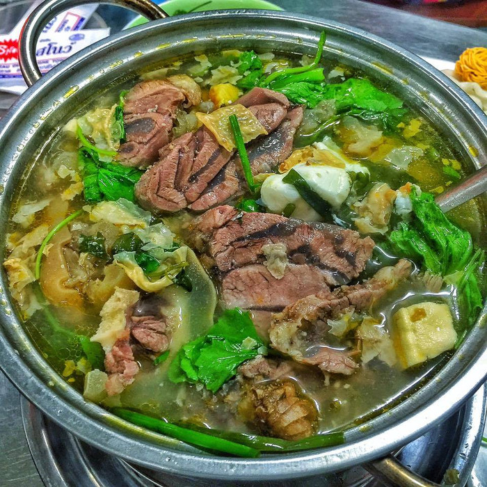 Một nồi lẩu bò với từng lát thịt to mềm kết hợp với nước lẩu ngọt thanh