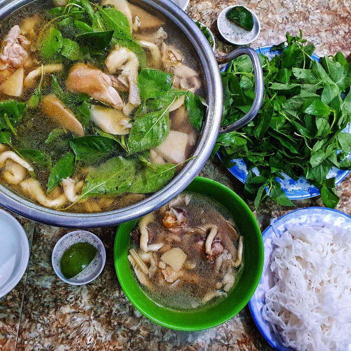 Lá é có vị the và thịt gà dai dai, giòn giòn là một sự kết hợp hoàn hảo