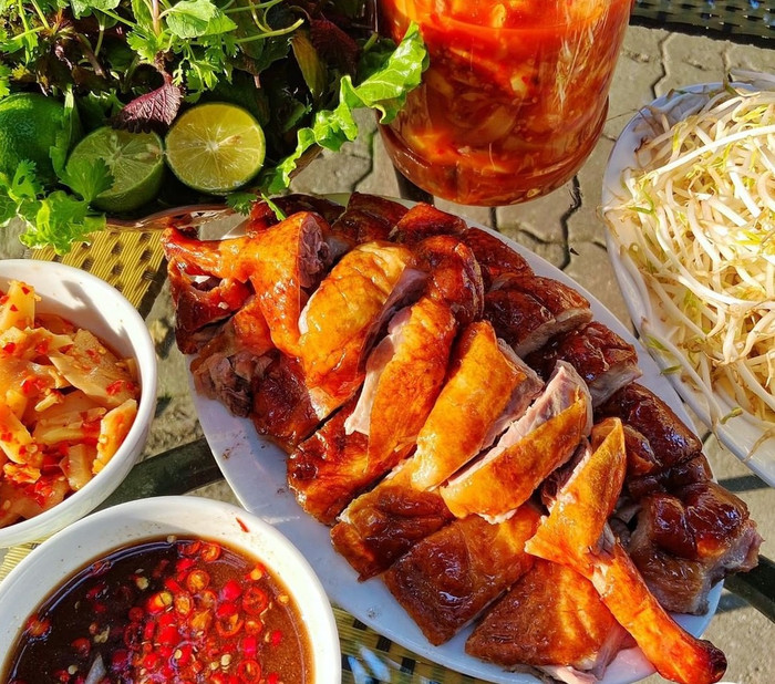 Màu nâu cánh gián, bóng mượt hấp dẫn của đĩa vịt quay