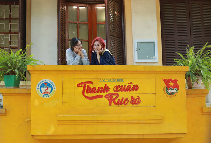 Người đẹp mặc một chiếc áo dành cho tân cử nhân trong dịp nhận bằng tốt nghiệp cùng nụ cười rạng rỡ trên môi. 