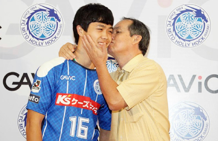 Bầu Đức hôn Công Phượng vào năm 2015, ông ví von như “gả con gái đi lấy chồng”.