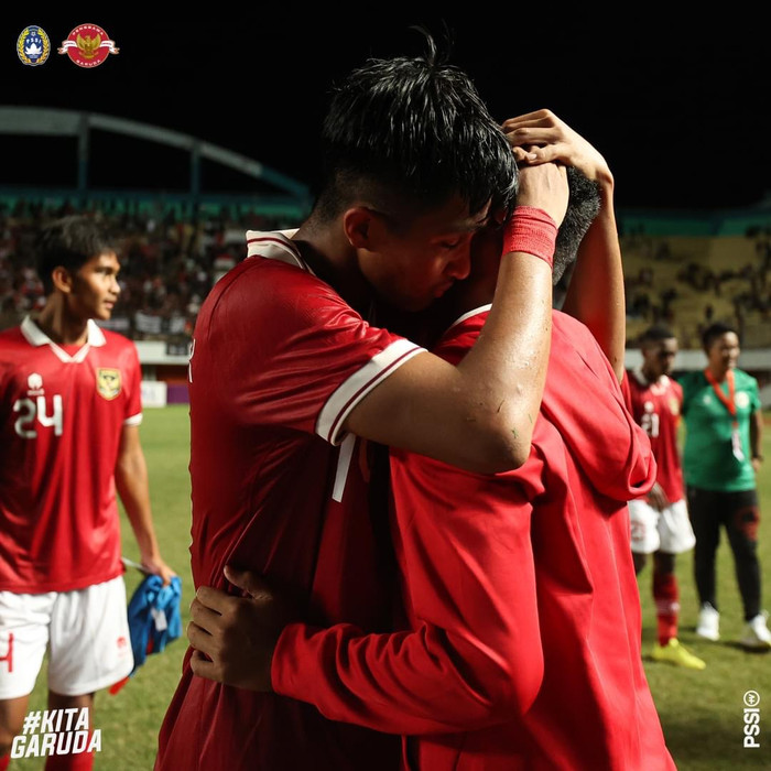 Trong bóng đá, hiếm có đội bóng trẻ nào có hình ảnh đầy cảm xúc như U16 Indonesia.