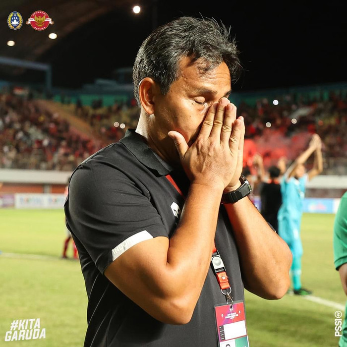 HLV Indonesia bật khóc khi thắng Việt Nam.