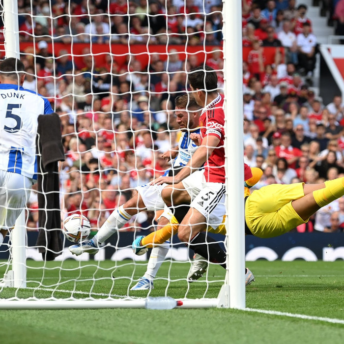 Nỗ lực phá bóng của Mac Allister vô tình 'đốt lưới' Robert Sanchez. Ảnh: Manchester United.