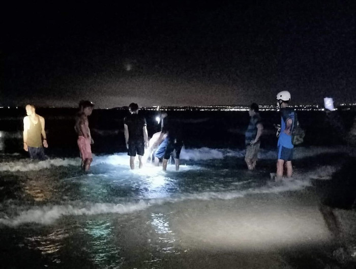 Người dân lập tức tìm cách giải cứu Ảnh: NT