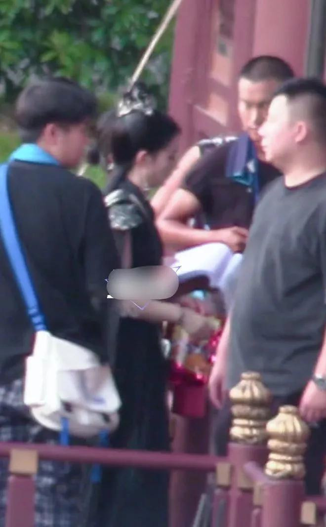 Nữ diễn viên có khá nhiều trợ lý vây quanh.