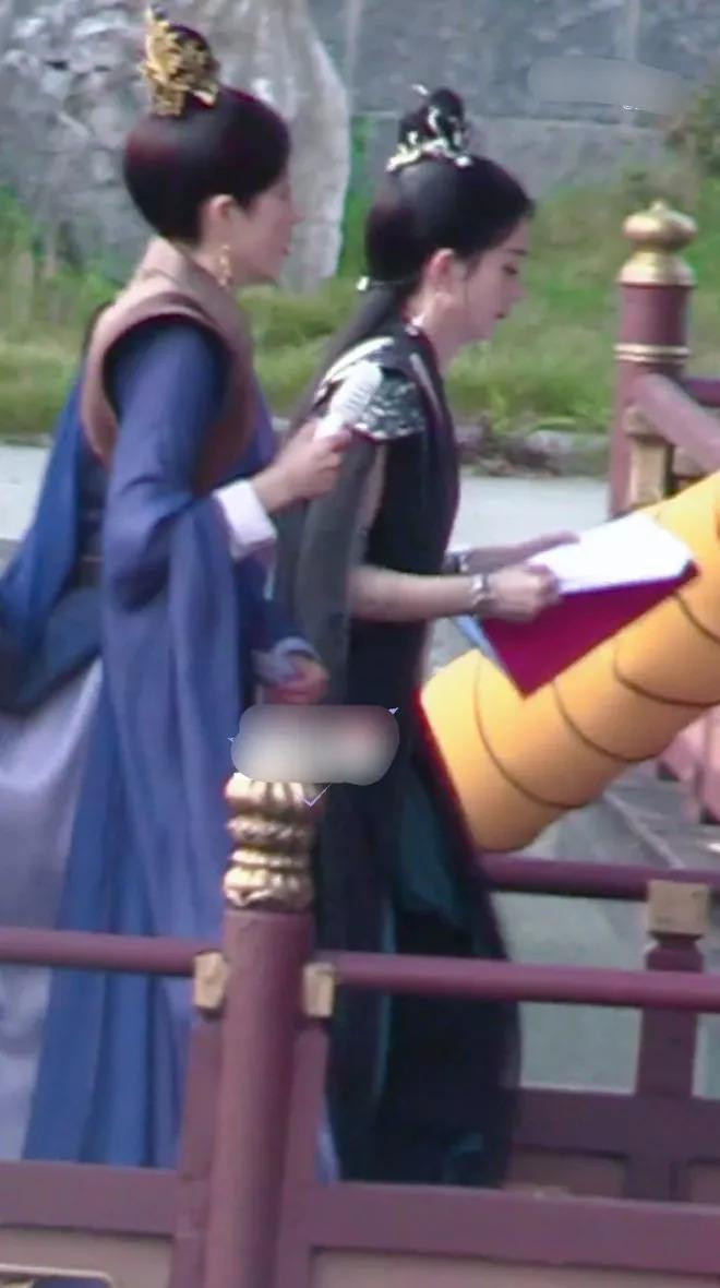 Hai nữ diễn viên có vẻ không thân thiết với nhau.