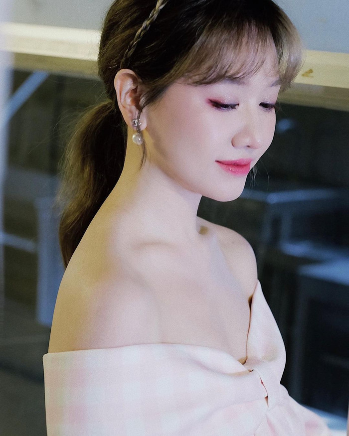 Nữ MC chỉ dám cười nhẹ khi lên ảnh vì sợ lộ ra bệnh tình, cô bộc bạch rằng căn bệnh này nếu cười to sẽ nhìn thấy một bên cơ miệng bị méo.