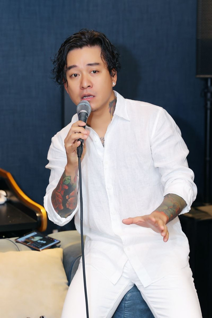 Choáng trước cảnh hàng trăm người vây quanh ban công nhà riêng Tuấn Hưng ở Hà Nội Ảnh 3