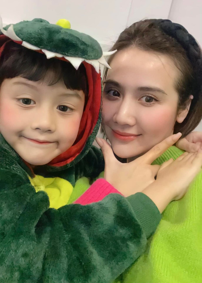 Huyền Lizie và con trai - bé Nem.