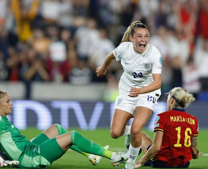 Tiền đạo Ella Toone ghi bàn gỡ hòa trước khi trận Tứ kết bước vào hiệp phụ. Ảnh: The Sun.
