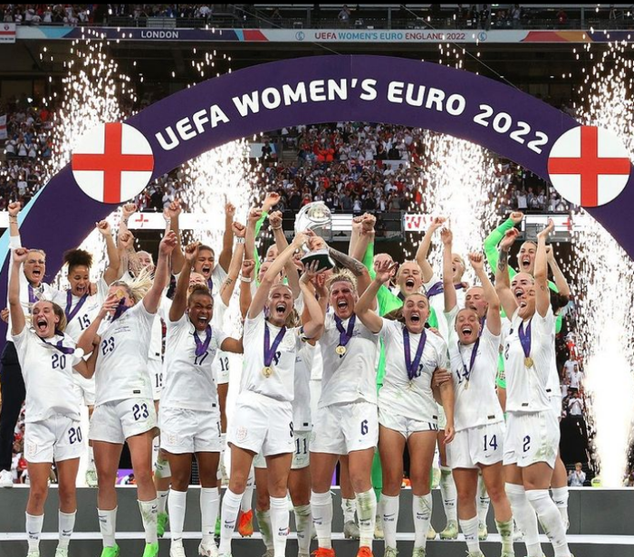 Các cô gái Tam Sư đã giữ lại chiếc cup Euro lại sân Wembley sau ngần ấy năm chờ đợi. Ảnh: Instagram.