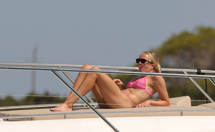 Thủ môn Ellie Roebuck đang tắm nắng trên du thuyền. Ảnh: The Sun.