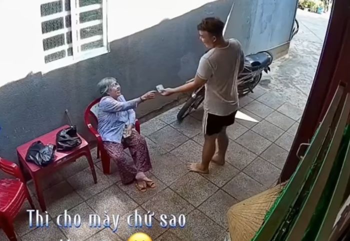Nội cho cháu trai 100.000 đồng...