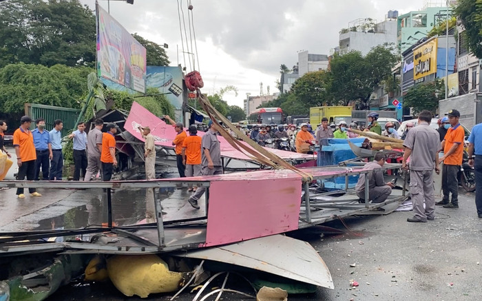 Cổng chào Công viên Đầm Sen đổ sập trong cơn mưa lớn chiều nay Ảnh 2