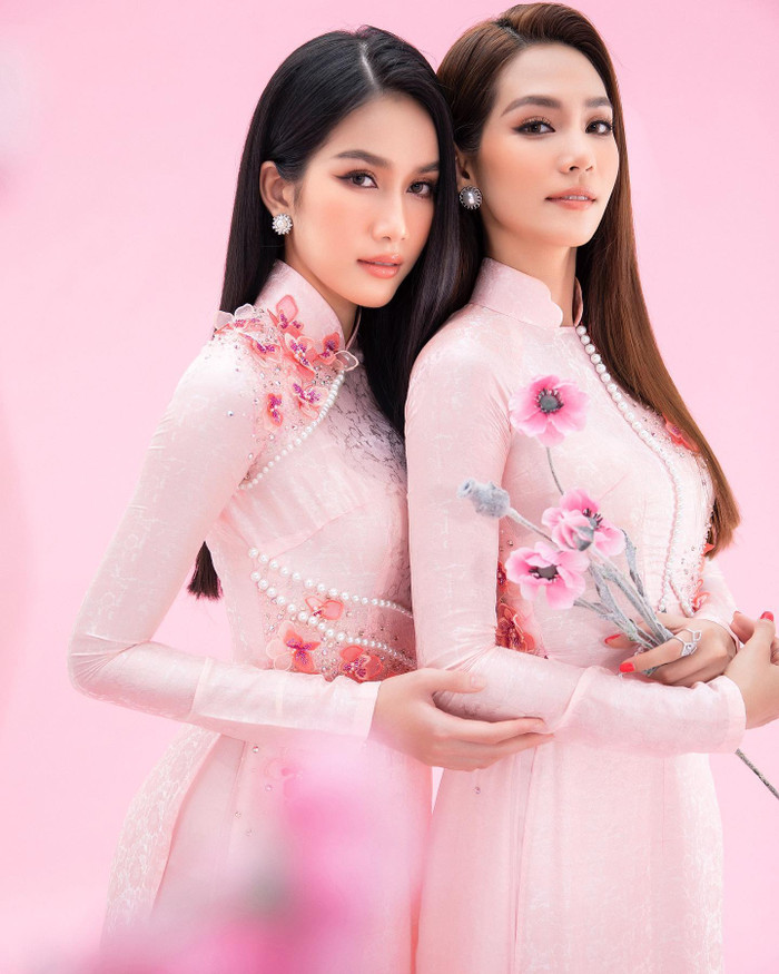 Màn đọ sắc của đương kim hoa hậu quốc tế và Á hậu Phương Anh khi cô có chuyến viếng thăm Việt Nam với sứ mệnh trao sash và truyền lửa đại diện quốc gia hình chữ S. 