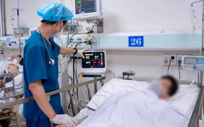 Uống rượu pha cồn rửa tay, 5 thanh niên nhập viện khẩn Ảnh 2