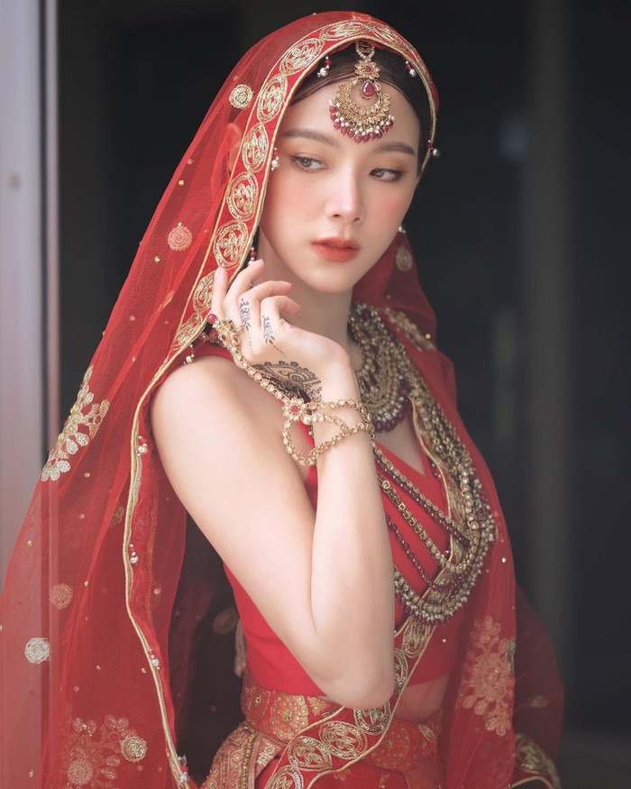 Trang phục truyền thống Ấn Độ càng làm tôn lên vẻ đẹp kiêu sa và thần thái ngút ngàn của mỹ nhân 9x.