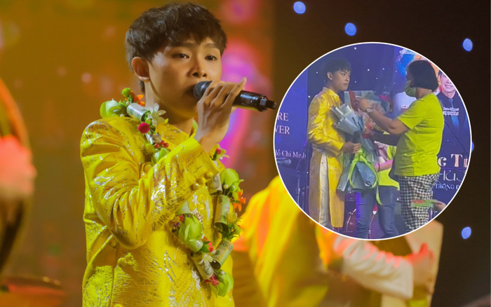 Phản ứng của Hồ Văn Cường khi được khán giả liên tục tặng hoa, tiền trên sân khấu Ảnh 2