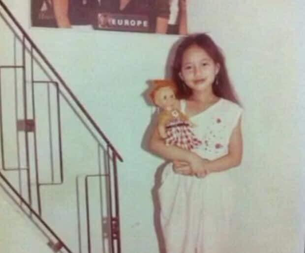 Ngọc Châu gây bất ngờ với vẻ ngoài 'đẹp từ trong trứng'. Ngay từ khi còn nhỏ, người đẹp Tây Ninh đã có ngũ quan sắc nét với nụ cười rạng rỡ. 