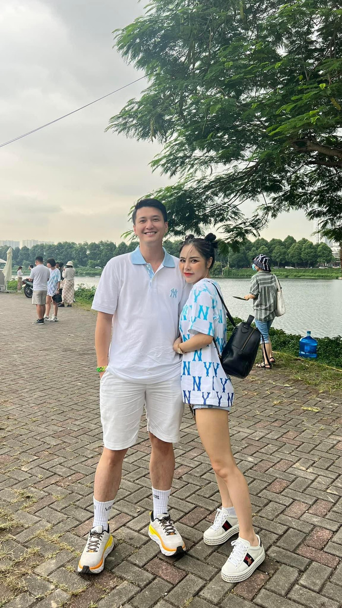  Bạch Lan Phương cũng tiết lộ rằng cô cảm thấy rất hạnh phúc khi ở bên cạnh Huỳnh Anh.