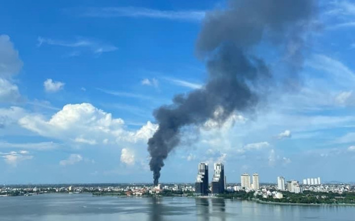 Cháy nhà kho gần hồ Tây, cột khói đen ngòm bốc cao hàng trăm mét Ảnh 2