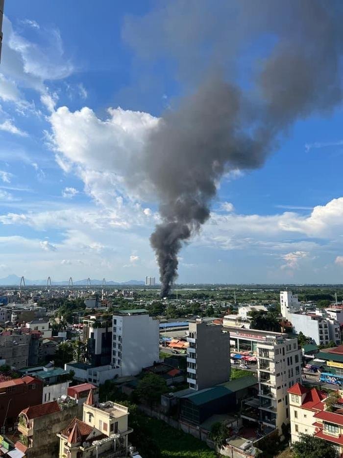 Cháy nhà kho gần hồ Tây, cột khói đen ngòm bốc cao hàng trăm mét Ảnh 2