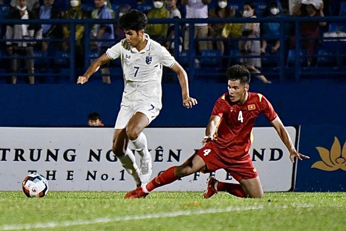 HLV Đinh Thế Nam cho rằng U19 Việt Nam đá với Thái Lan luôn có tinh thần hưng phấn so với các đội khác. Ảnh: FAT